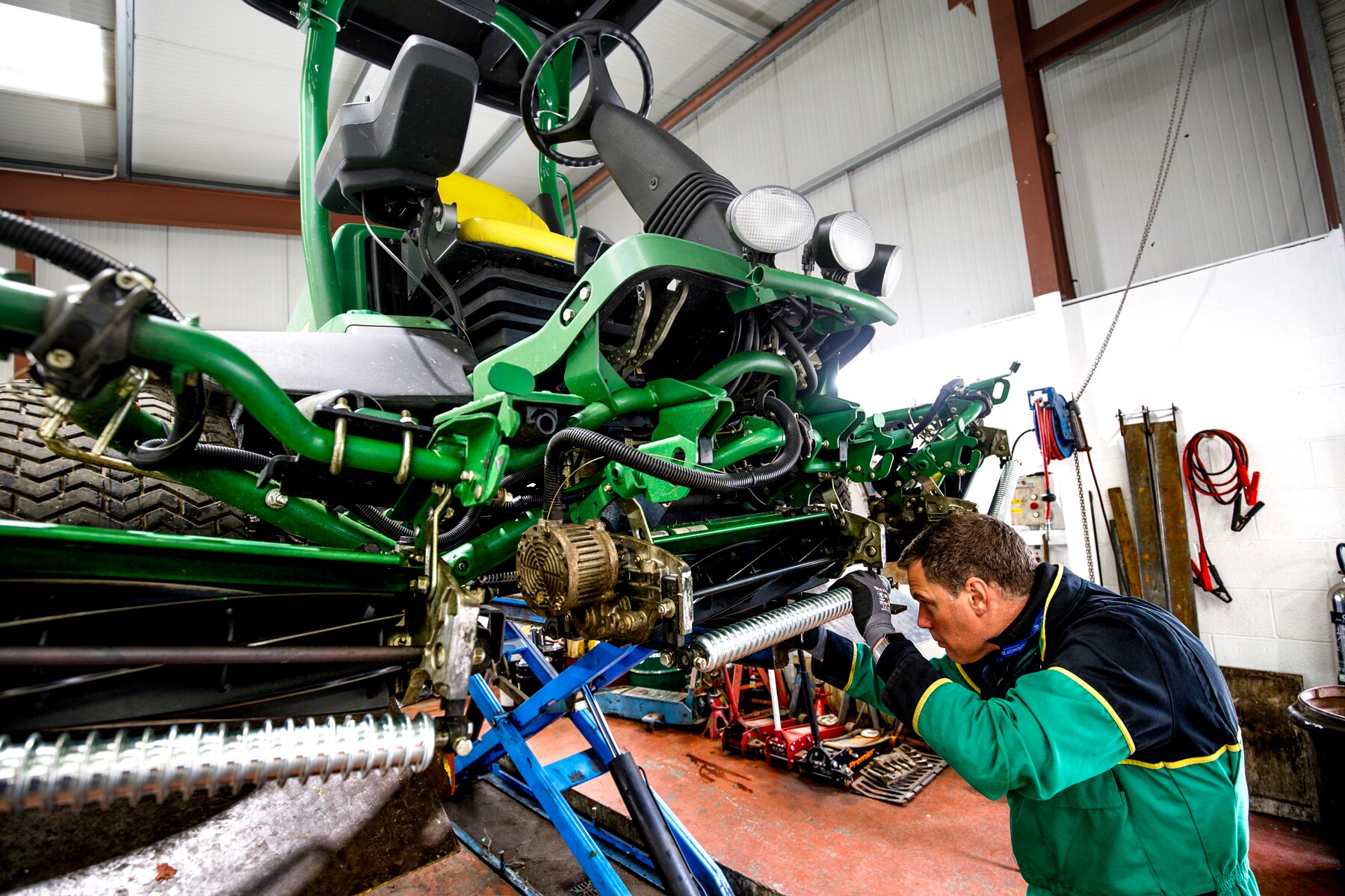 John Deere and dealer support for golf tournaments includes helping the greenkeeping team to keep the machinery fleet serviced and ready for work each day.